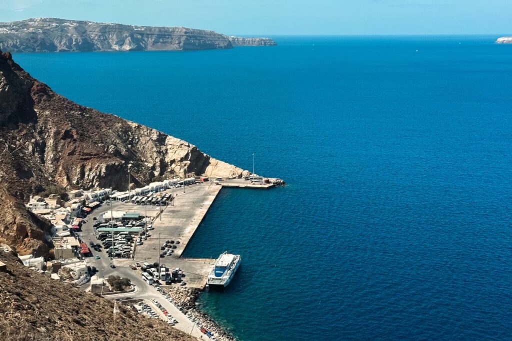 Porto de Athinios, em Santorini