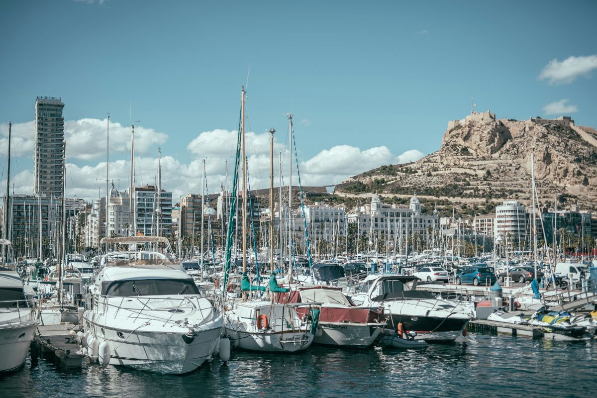 Barcos no porto de Alicante, Espanha