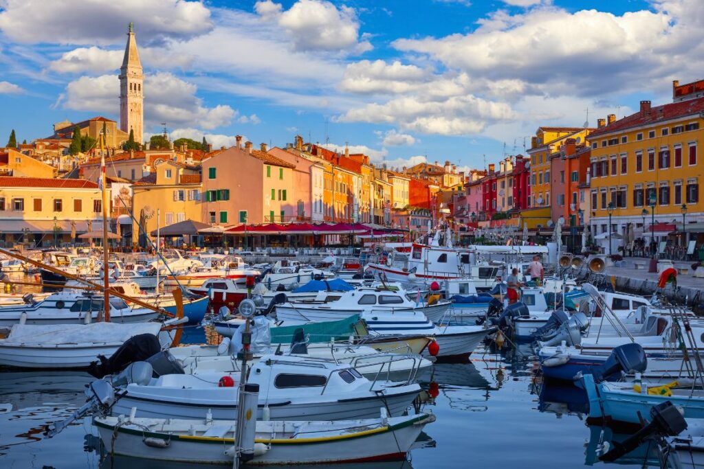 Barcos no Porto de Rovinj, na Croácia