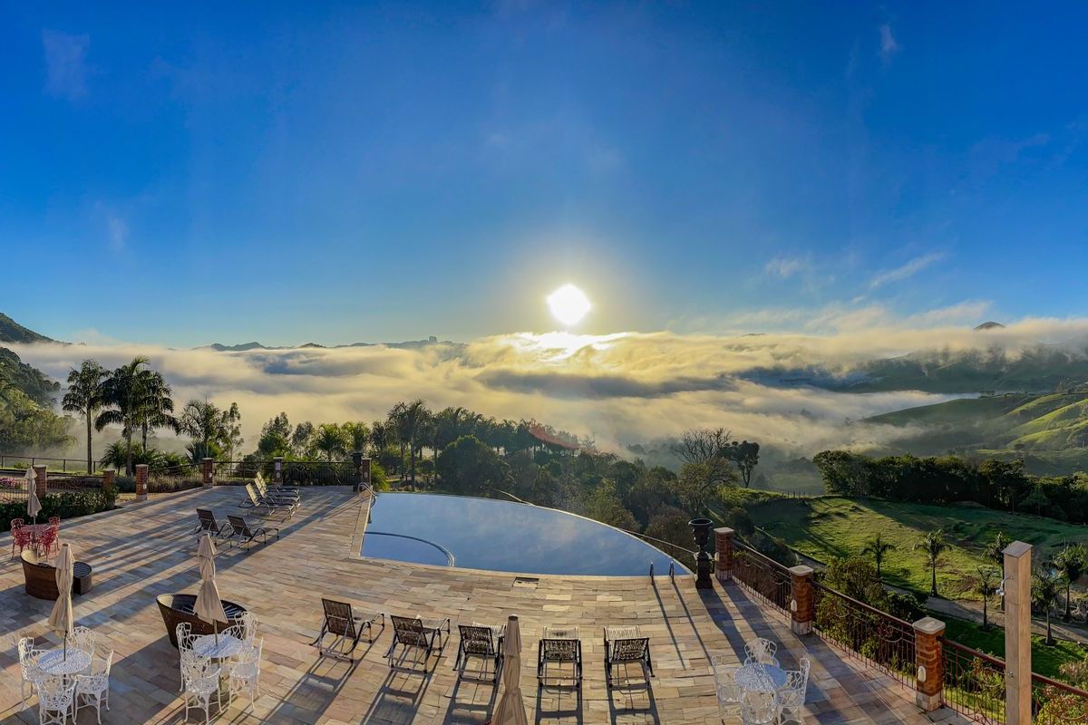 Piscina de borda infinita em hotel em São Bento do Sapucaí