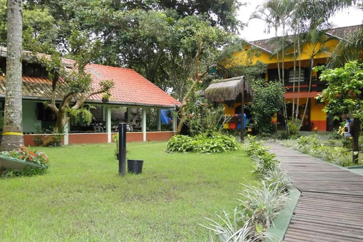 Jardim de hospedagem na Ilha do Mel, no Paraná