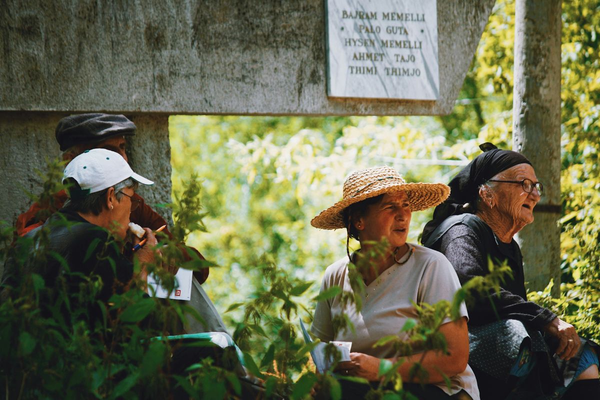 Grupo de pessoas na Albânia