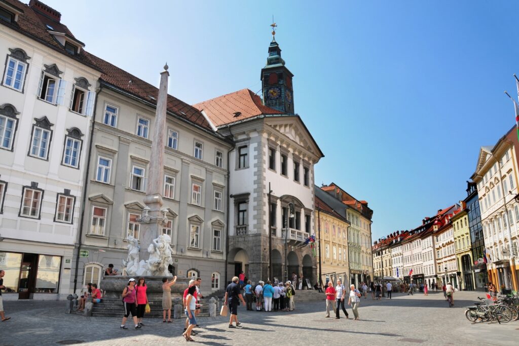 Praça Mestni e a Prefeitura de Liubliana