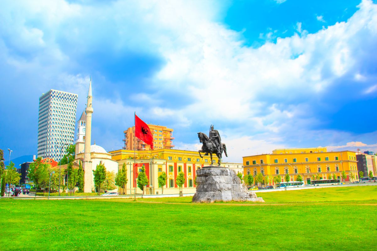 Edifícios e monumento da Praça Skanderbeg, em Tirana