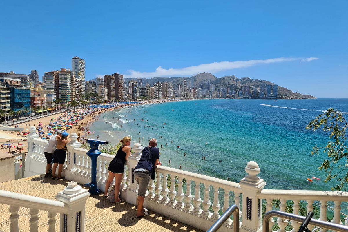 Turistas em mirante de Alicante, na Espanha