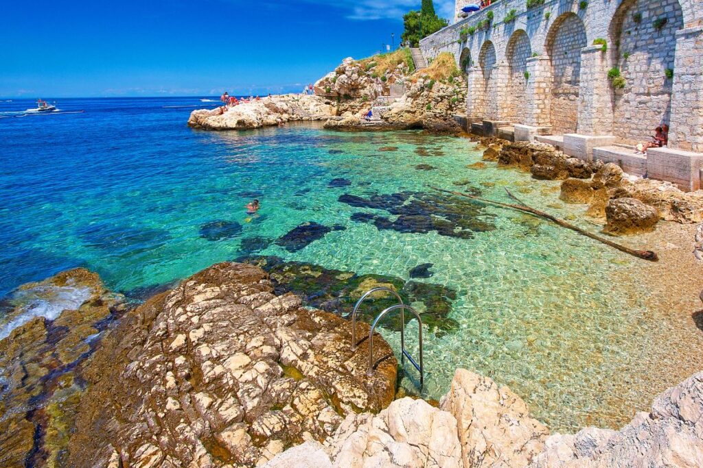 Praia Baluota em Rovinj, na Croácia