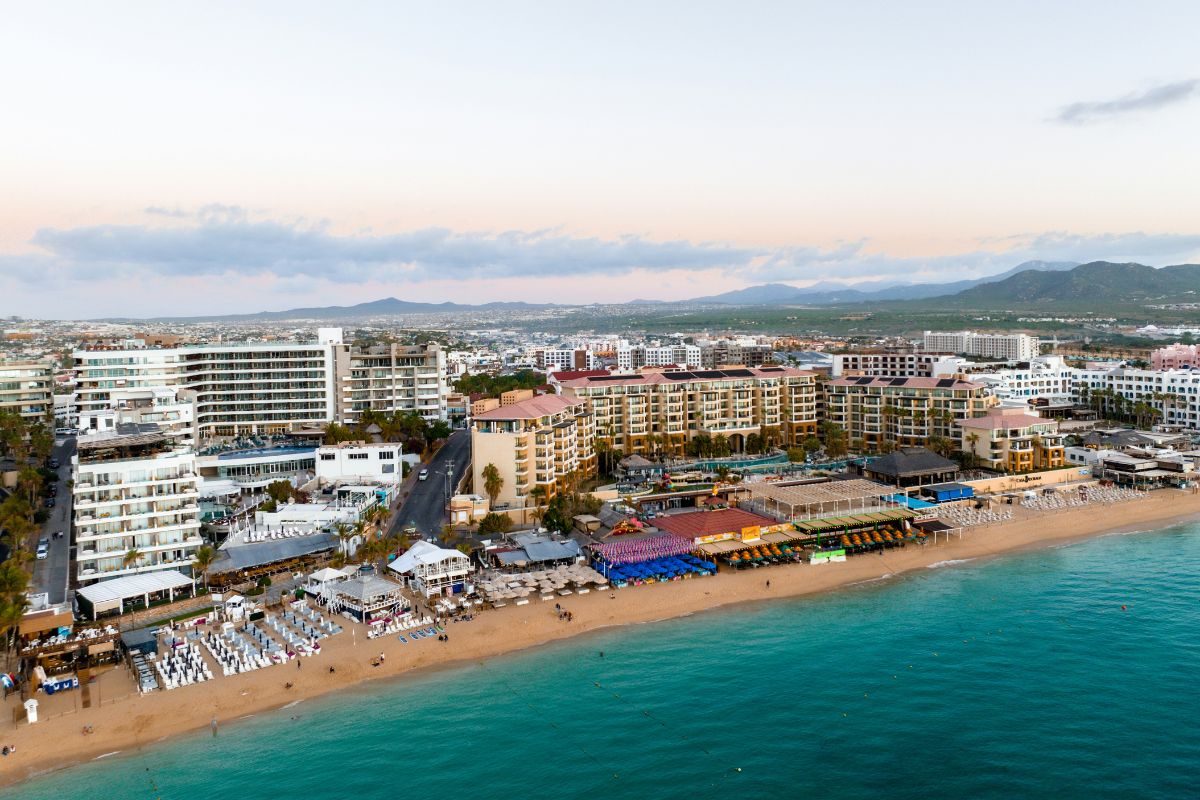 Panorama da praia do centro de Cabo San Lucas, em Los Cabos
