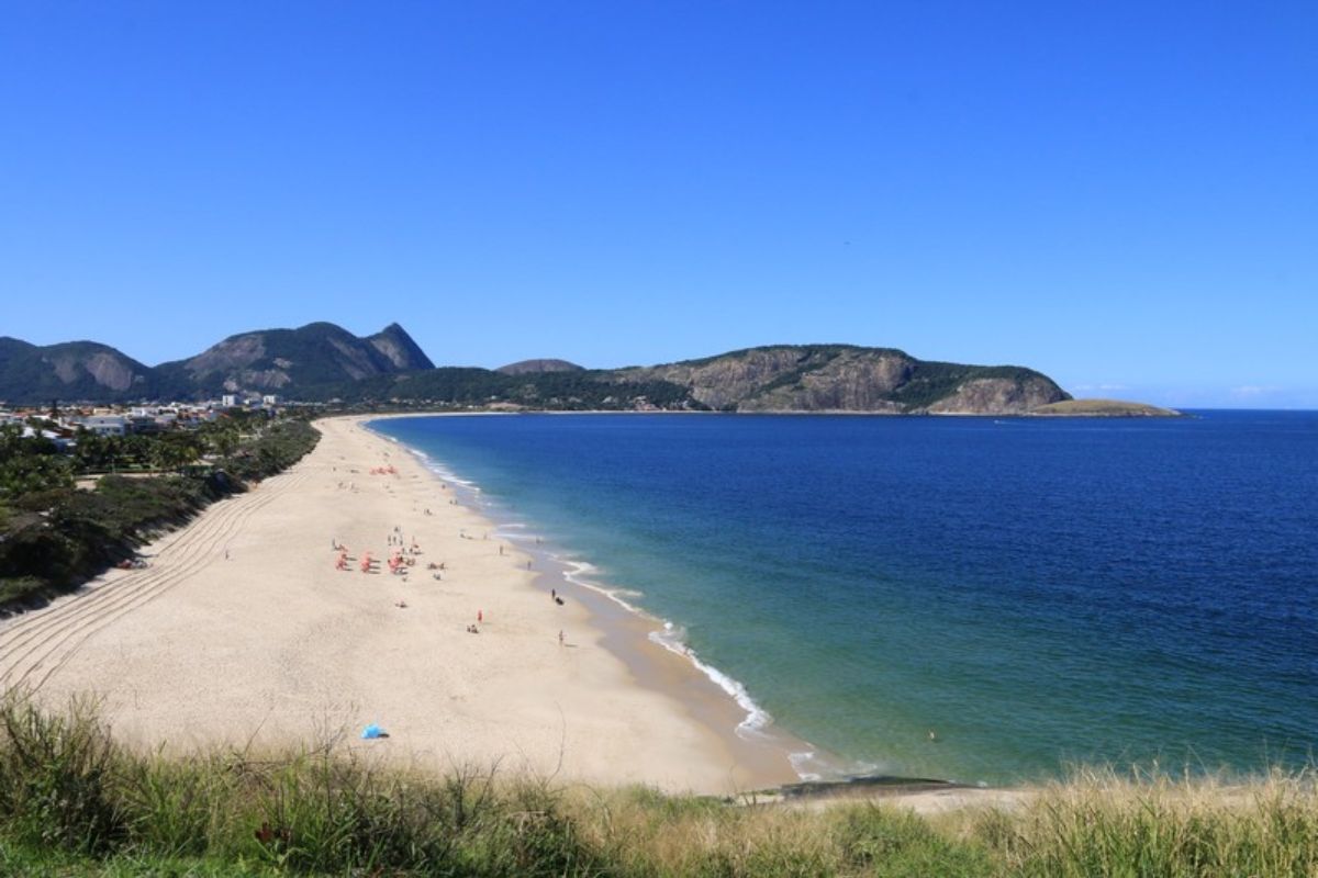 Imagem panorâmica da Praia de Camboinhas, em Niterói