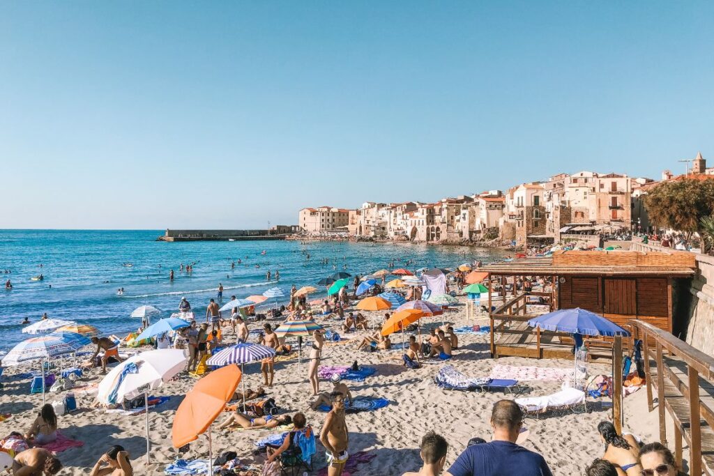 Praia central de Cefalù, na Sicília