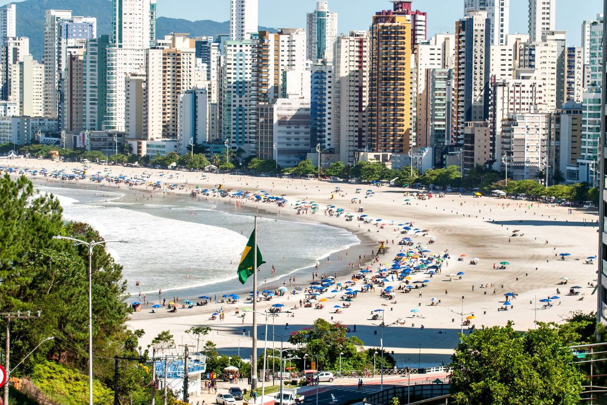 Banhistas na Praia Central de Balneário Camboriú