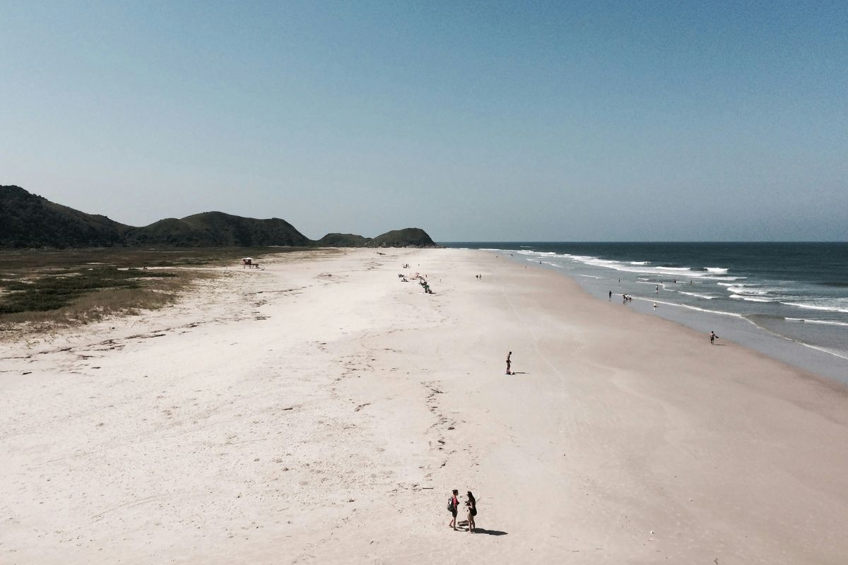 Pessoas em praia da Ilha do Mel, no Paraná