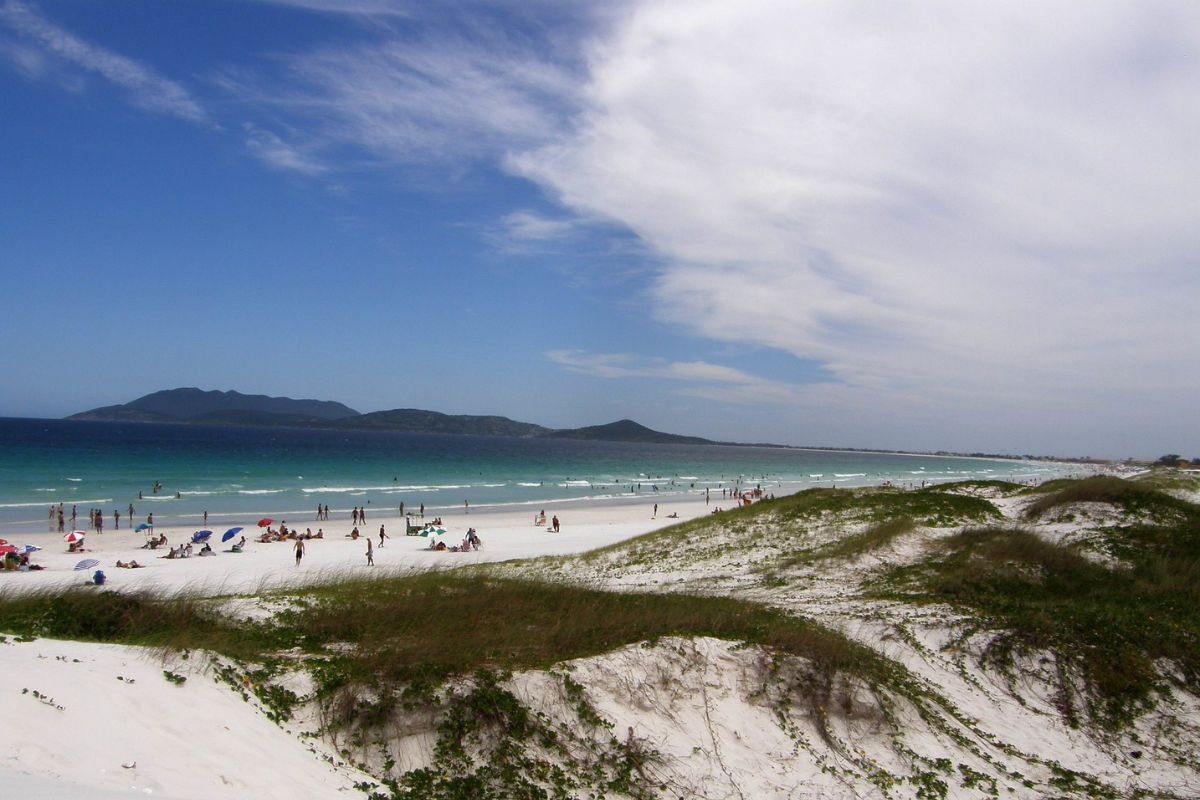 Banhistas na Praia das Dunas, em Cabo Frio