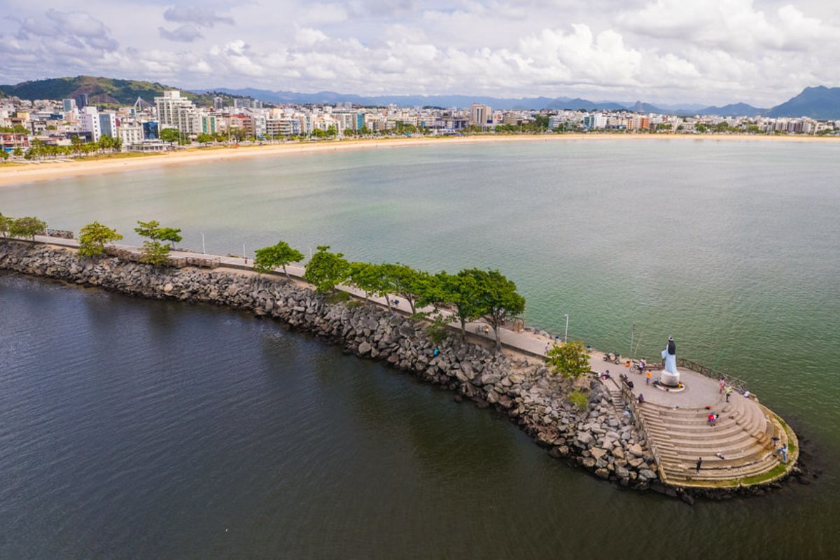 Imagem panorâmica da Praia de Camburi, em Vitória