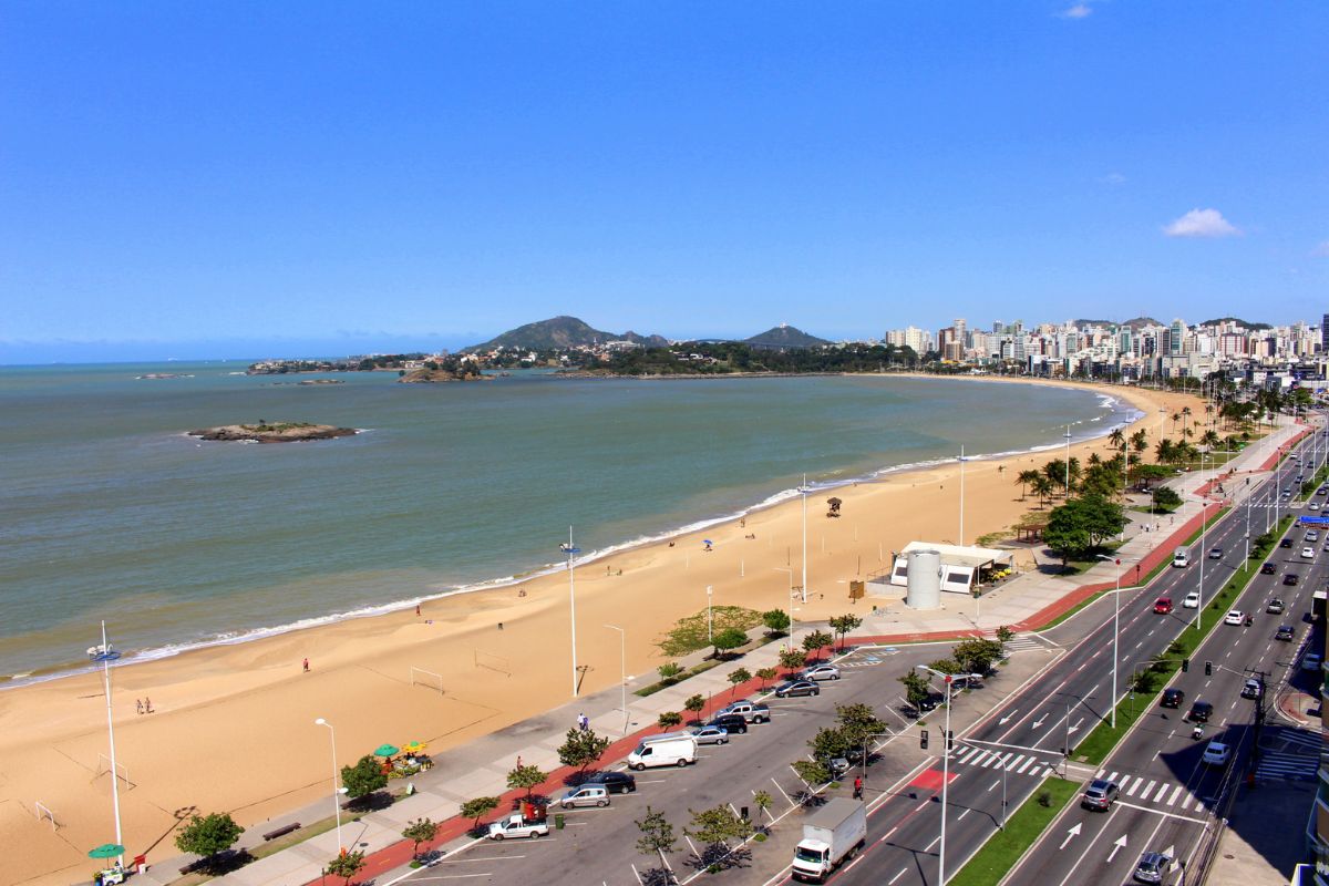 Imagem panorâmica da Praia de Camburi, em Vitória