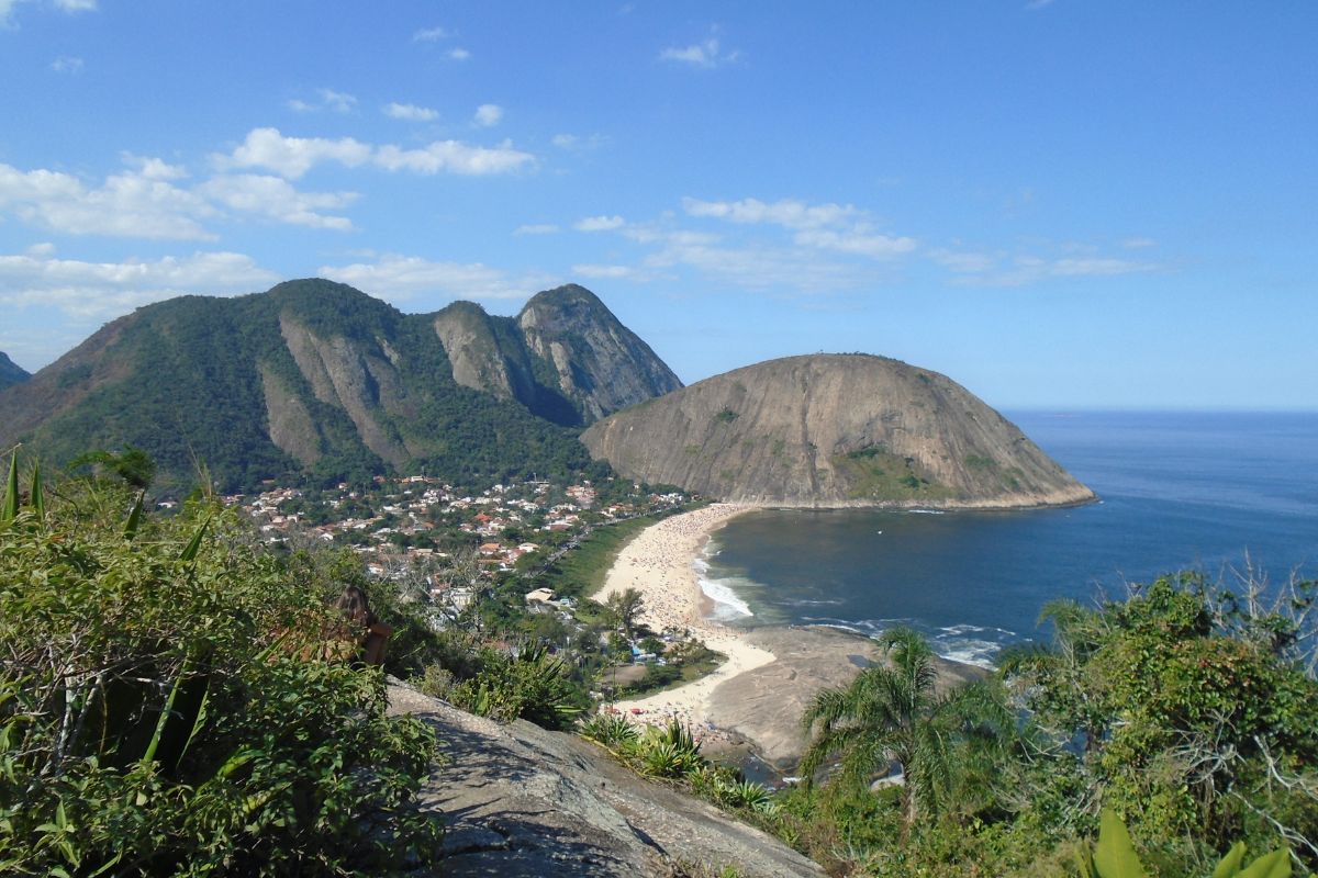 Imagem panorâmica da Praia de Itacoatiara, em Niterói