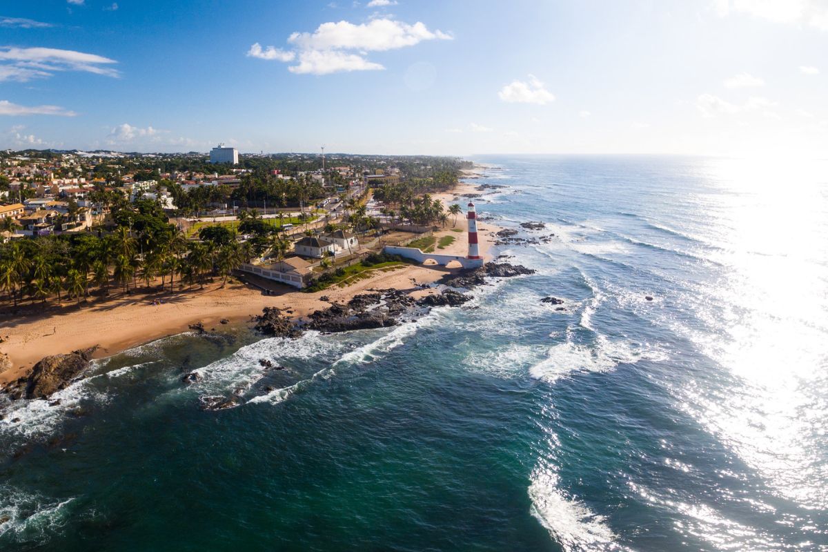 Panorama da Praia de Itapuã para um roteiro em Salvador