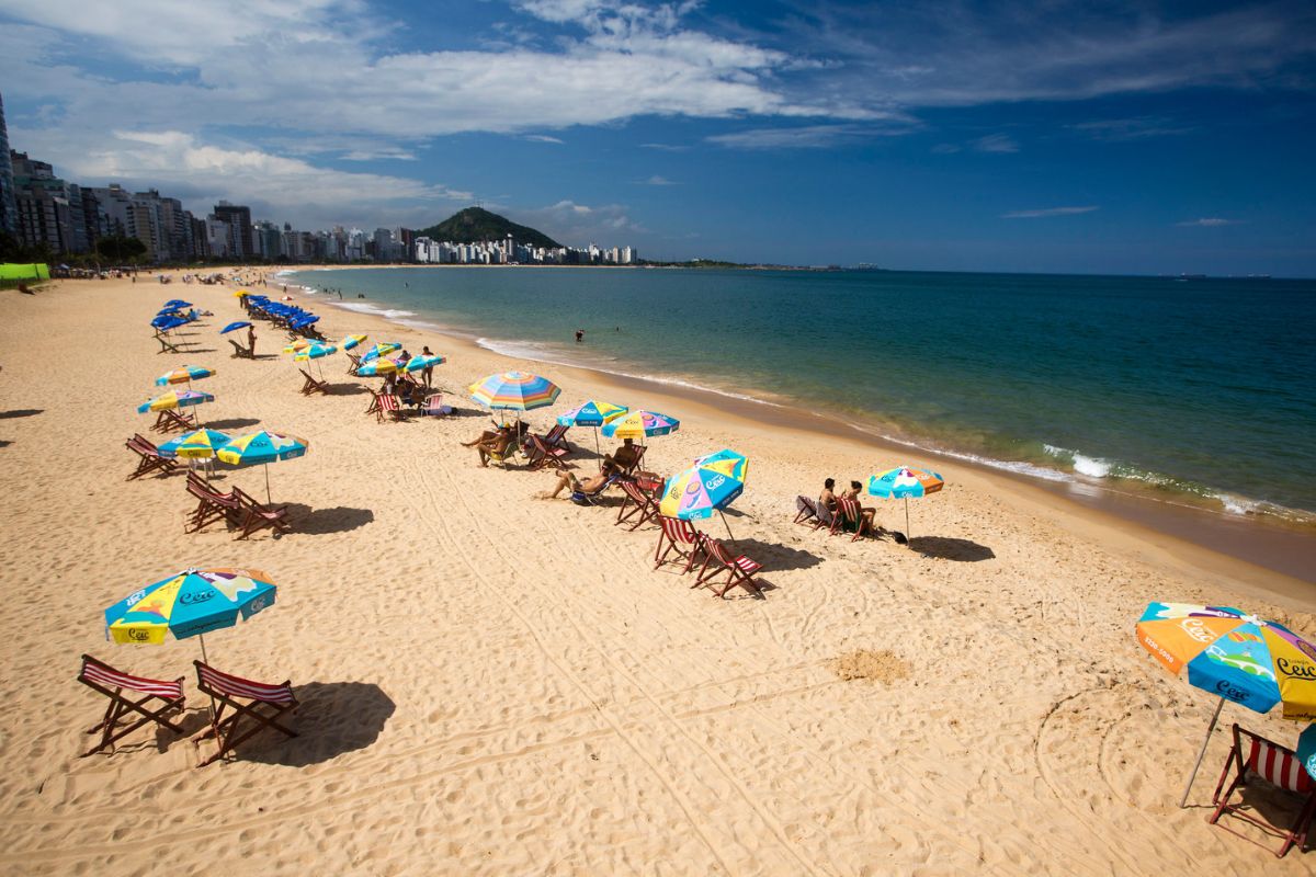 Estrutura turística na Praia de Itapuã, em Vila Velha