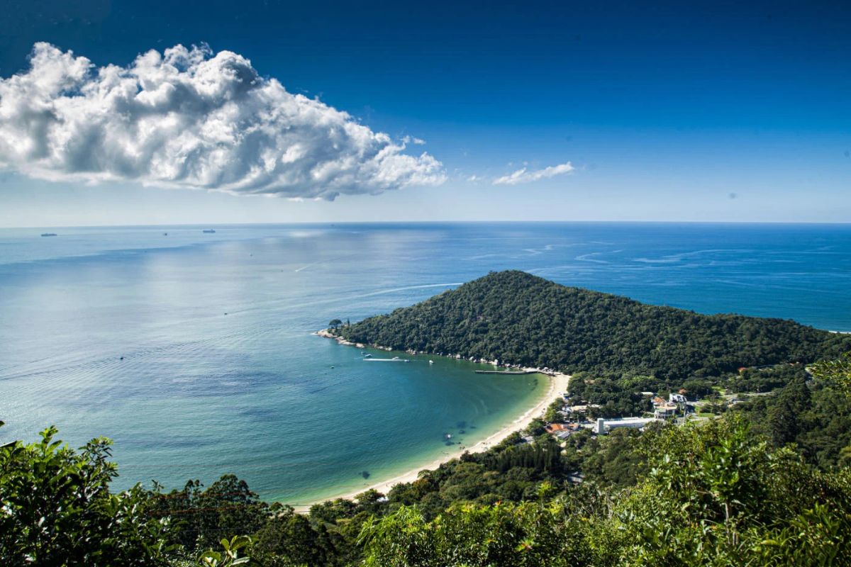 Panorama da Praia de Laranjeiras, em Balneário Camboriú