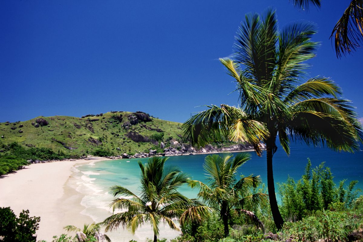 Praia do Bonete, em Ilhabela, São Paulo, com areia clara e fina e mar em diferentes tons de azul