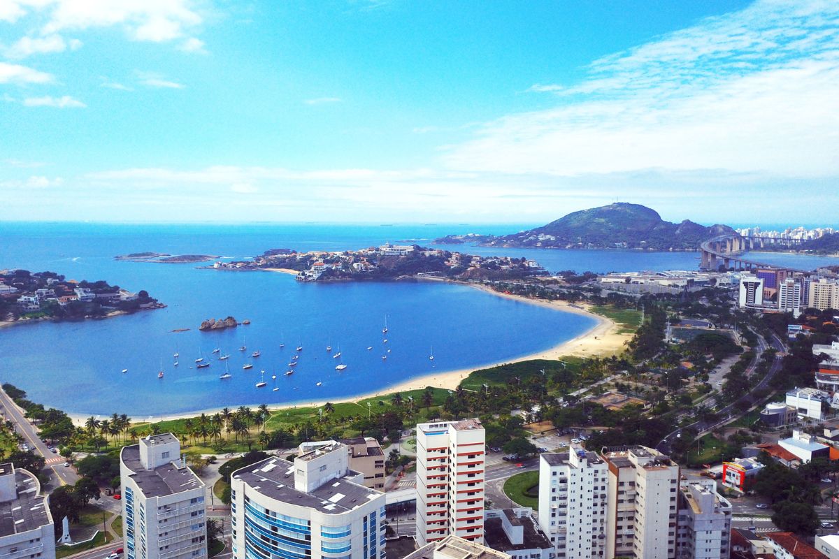 Imagem panorâmica da Praia do Canto, em Vitória
