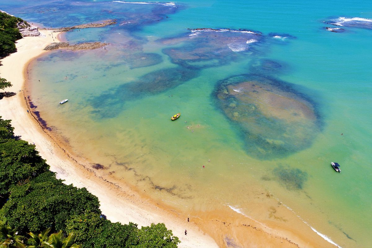 Imagem panorâmica da Praia do Espelho, na Bahia