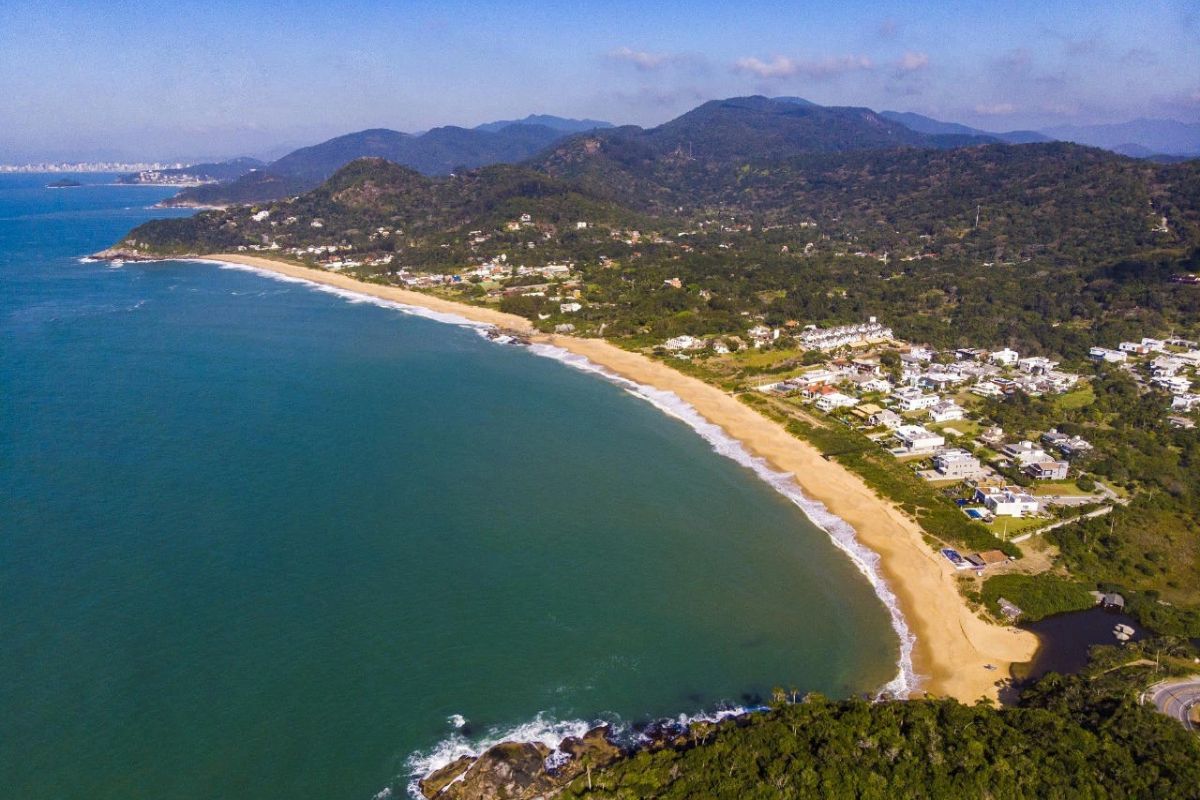 Panorama da Praia do Estaleiro, em Balneário Camboriú
