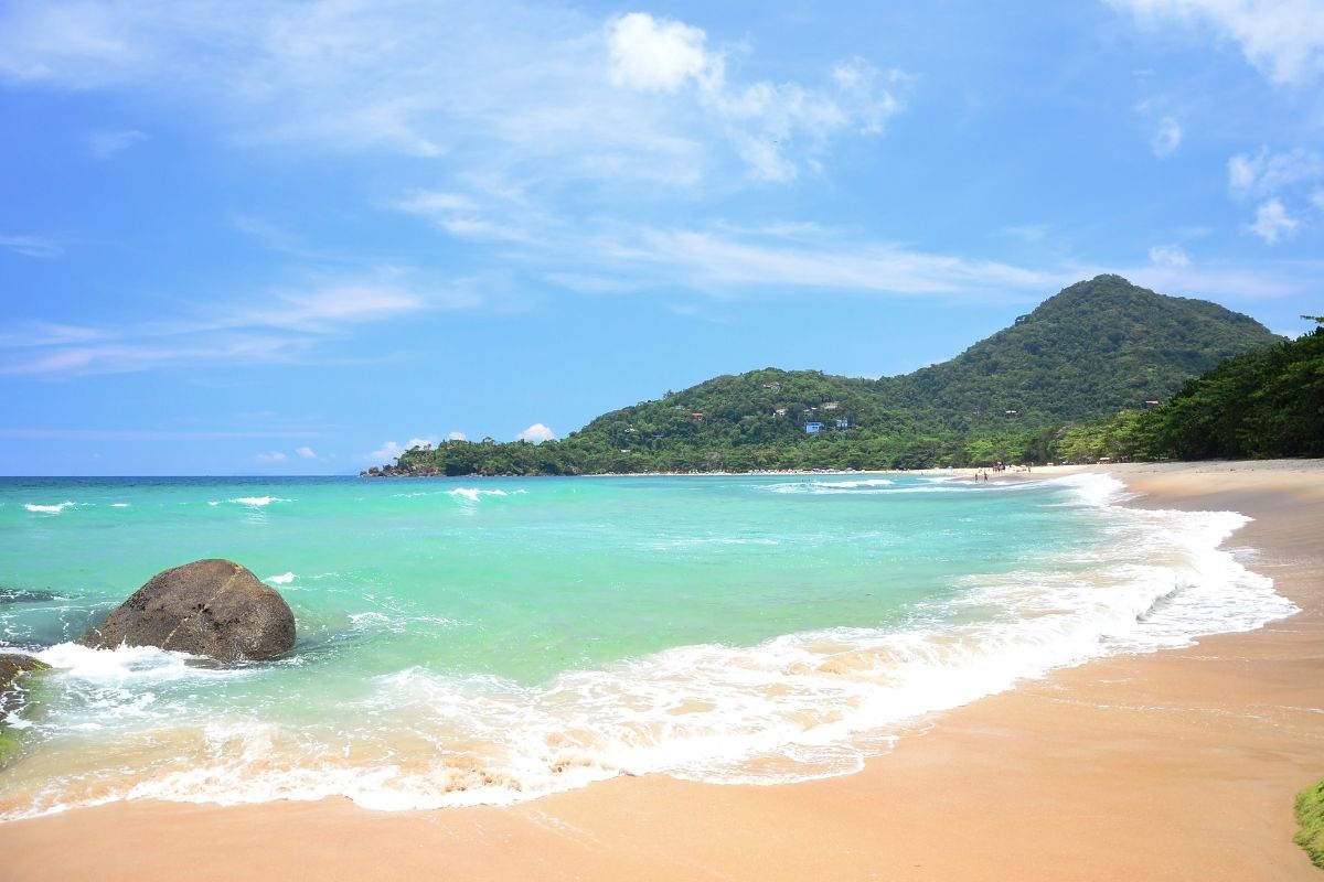 Praia do Félix, em Ubatuba, com mar azul turquesa, águas calmas e montanhas ao fundo