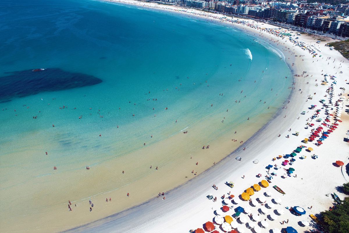Imagem panorâmica da Praia do Forte, em Cabo Frio