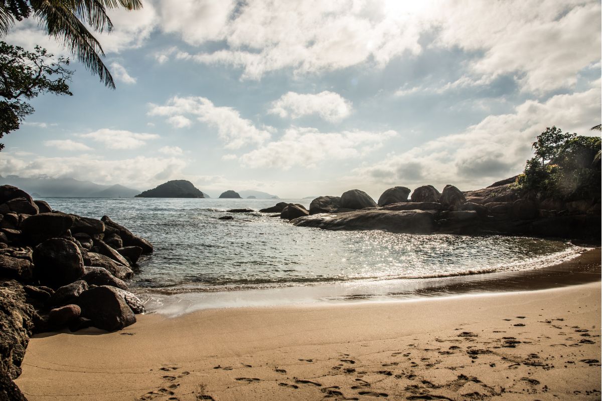 Praia do Português, em Ubatuba, uma pequena praia de agua calma cercada por pedras