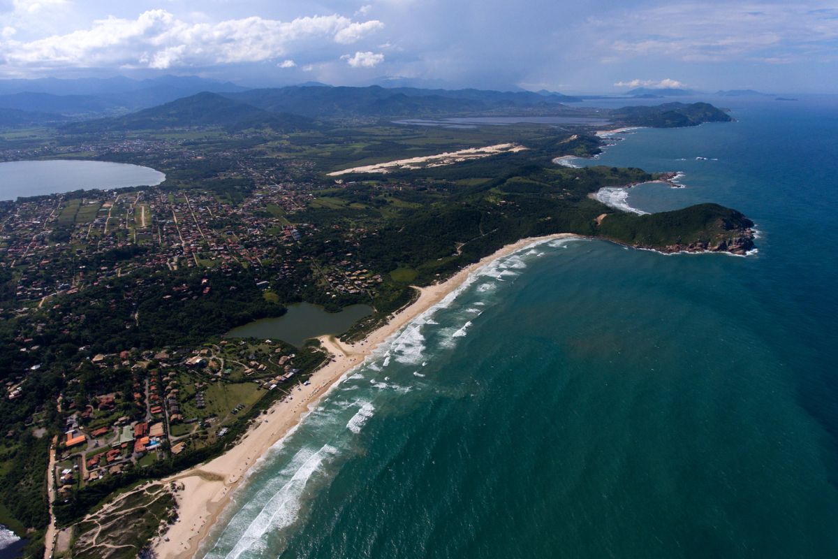 Panorama da Praia do Rosa, no litoral catarinense