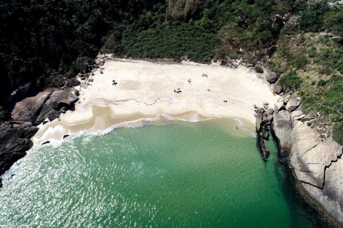 Imagem aérea da Praia do Sossego, em Niterói