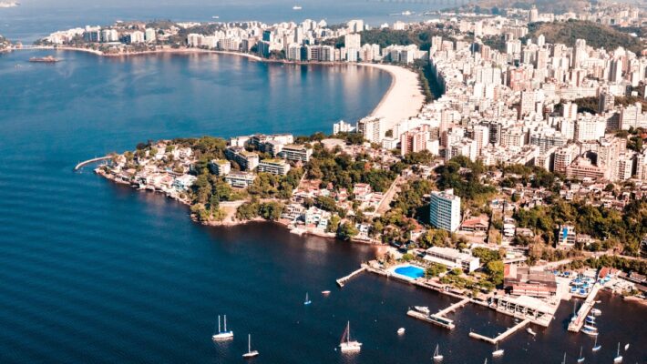Imagem panorâmica da Praia da Icaraí, em Niterói