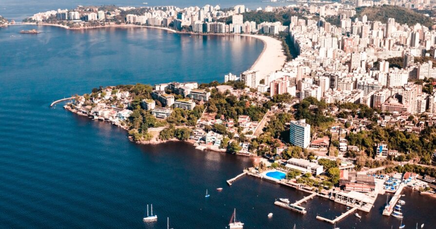 Imagem panorâmica da Praia da Icaraí, em Niterói