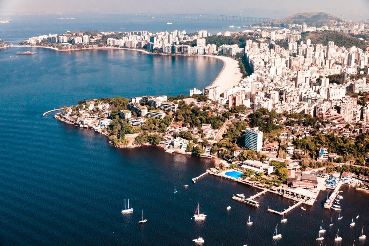 Imagem panorâmica da Praia da Icaraí, em Niterói
