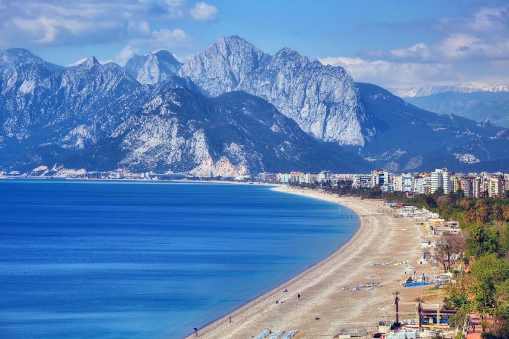 Praia de Konyaalti em Antália