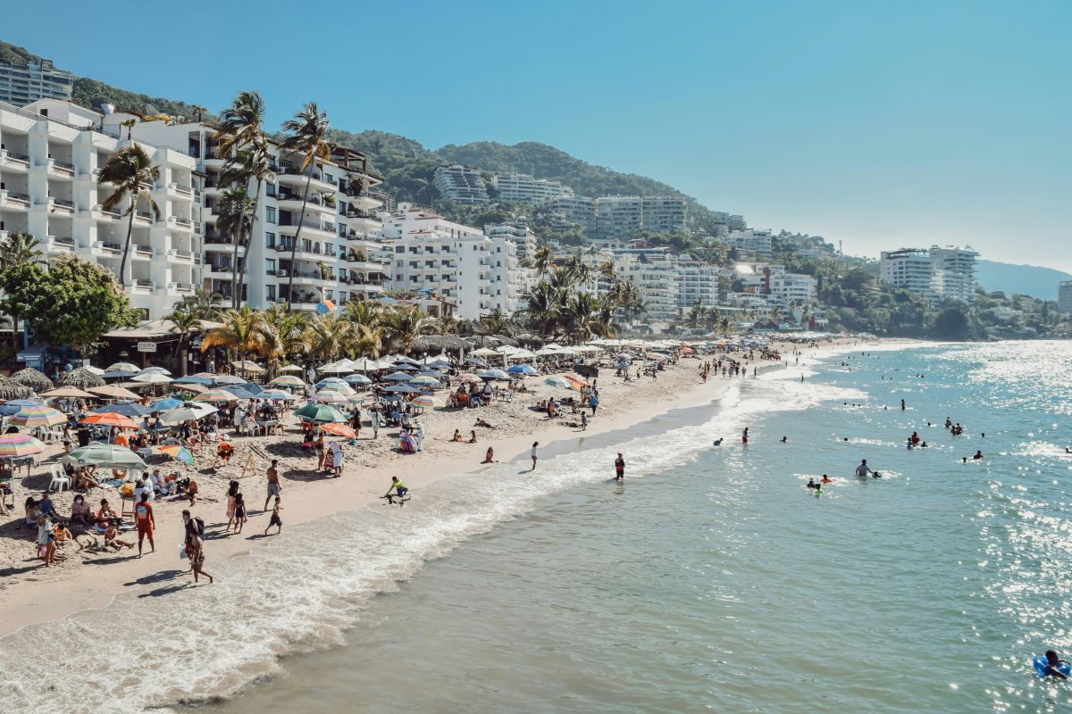 Banhistas na Playa los Muertos, em Puerto Vallarta