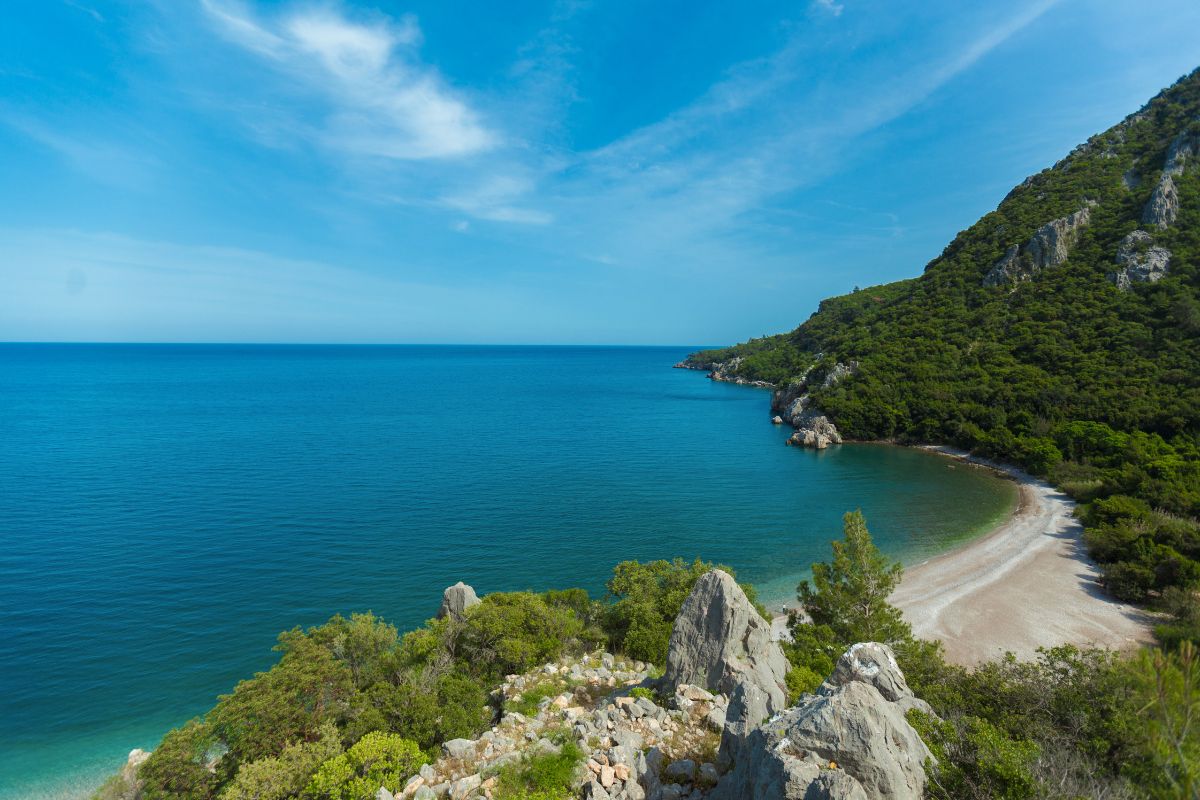 Praia de Olympos vista de cima sob a perspectiva de uma das montanhas que a cerca