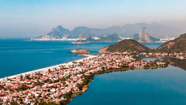 Imagem panorâmica da Praia e da Lagoa de Piratininga, em Niterói