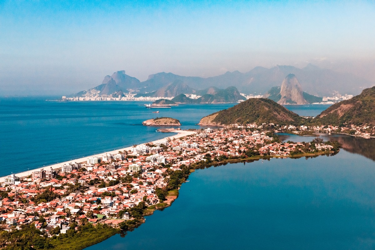 Imagem panorâmica da Praia e da Lagoa de Piratininga, em Niterói