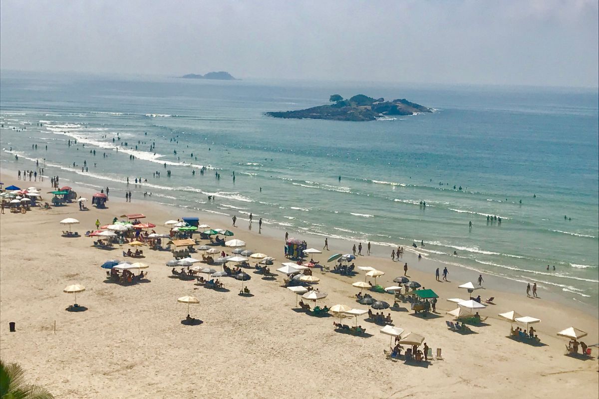 Panorama da Praia das Pitangueiras, no Guarujá