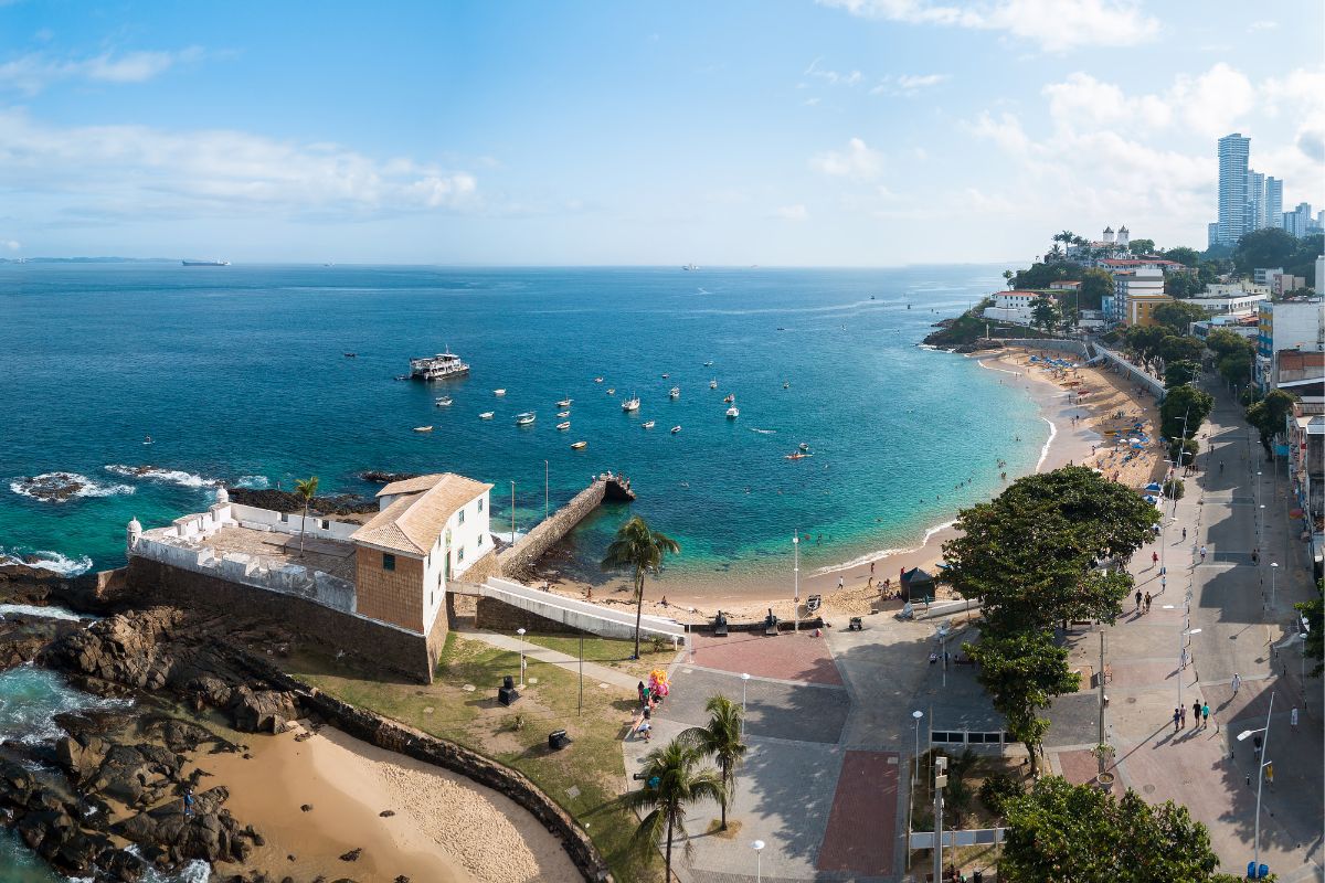 Panorama da Praia do Porto da Barra, em Salvador