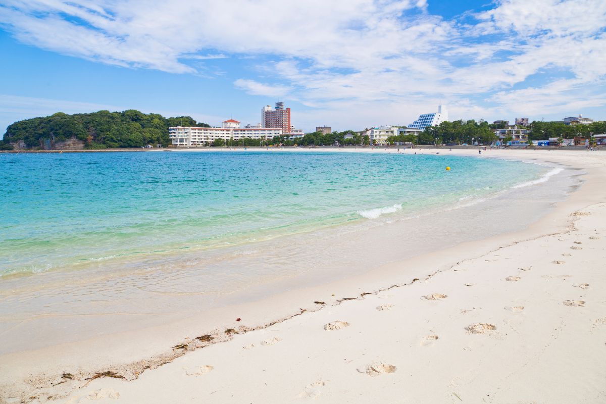 Mar tranquilo da praia de Shirahama, em Wakayama