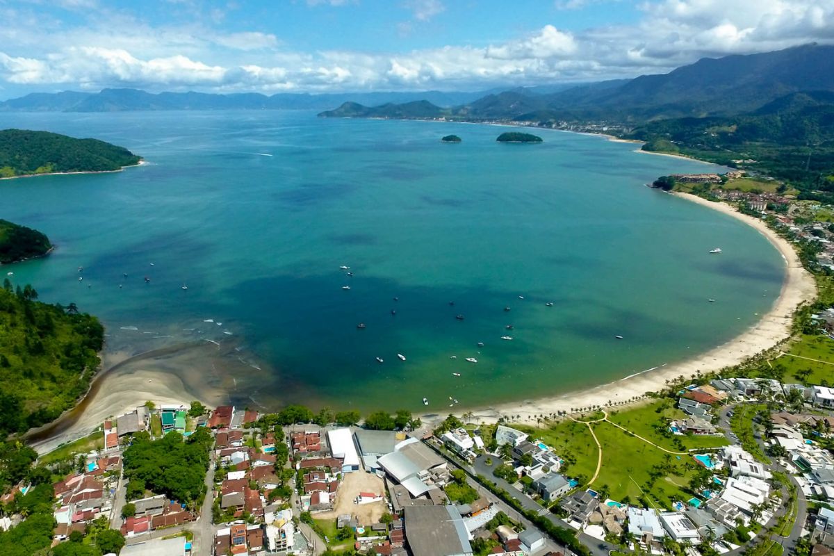 Panorama da Praia de Tabatinga, em Caraguatatuba