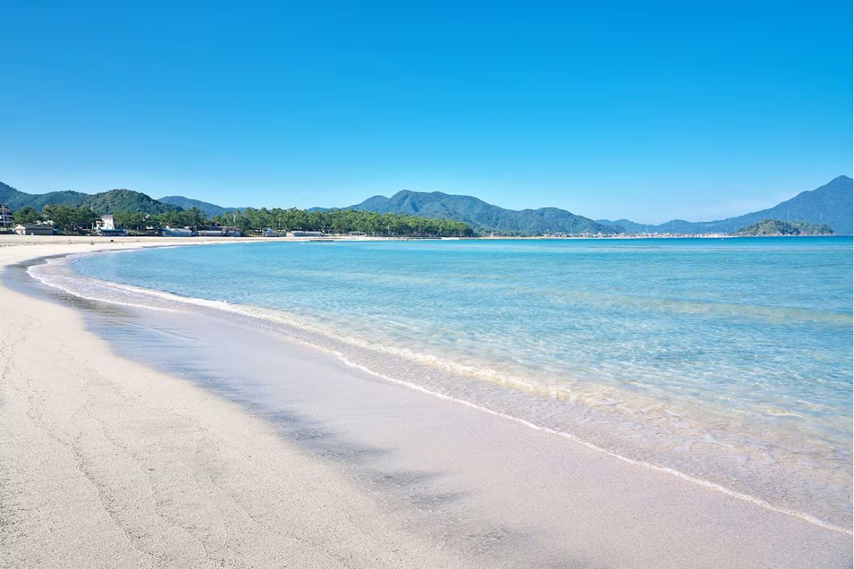 Faixa de areia da praia de Wakasa Wada, Takahama, Fukui
