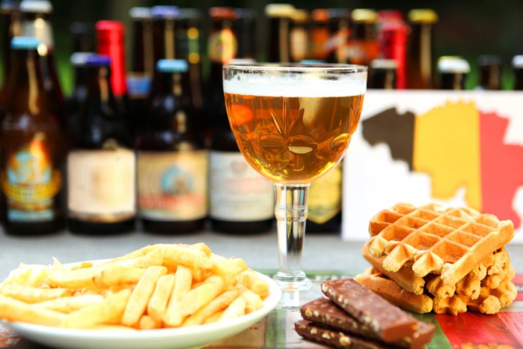 Fritas, waffles, cerveja e chocolate