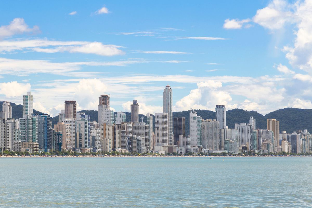 Horizonte dos altos edifícios de Balneário Camboriú