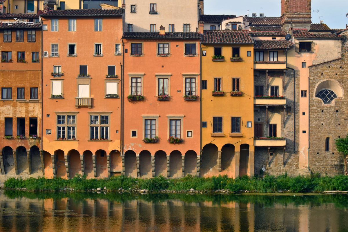Prédios de Florença à beira do rio Arno