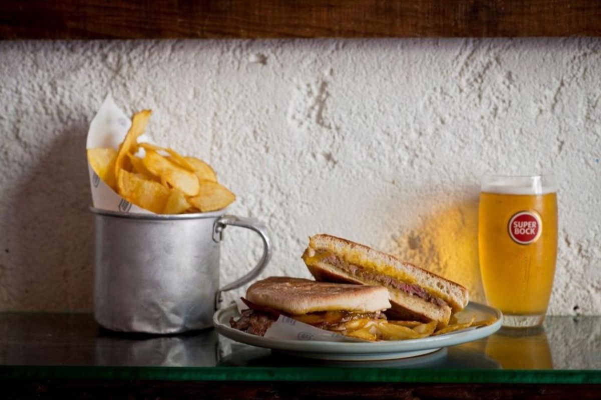 Sanduíche Prego com batata e cerveja