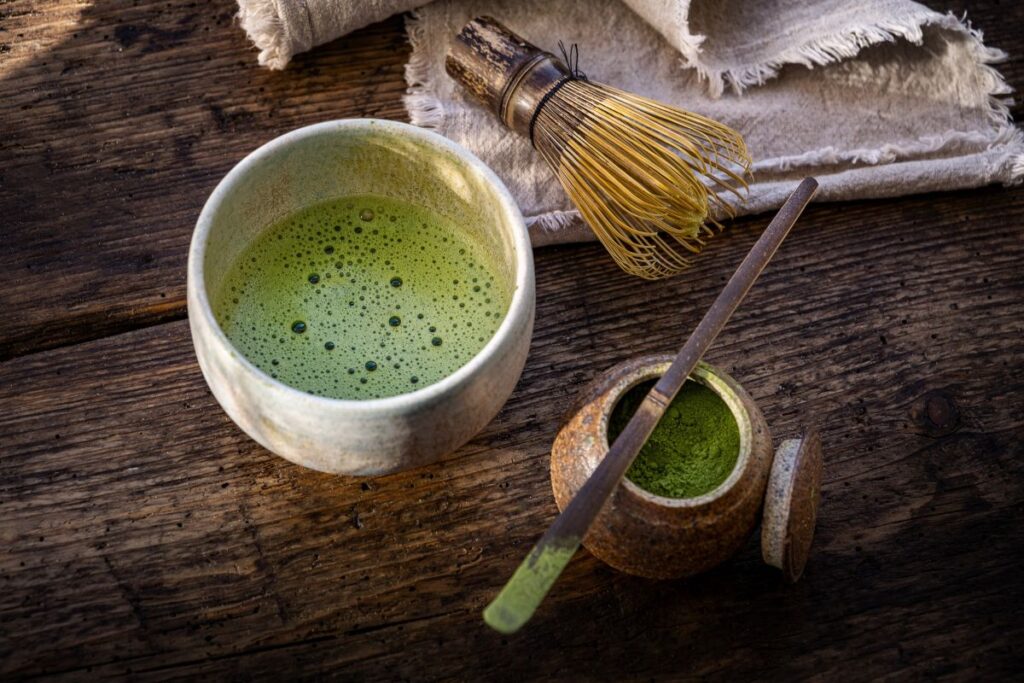 Preparo do matcha no estilo típico japonês