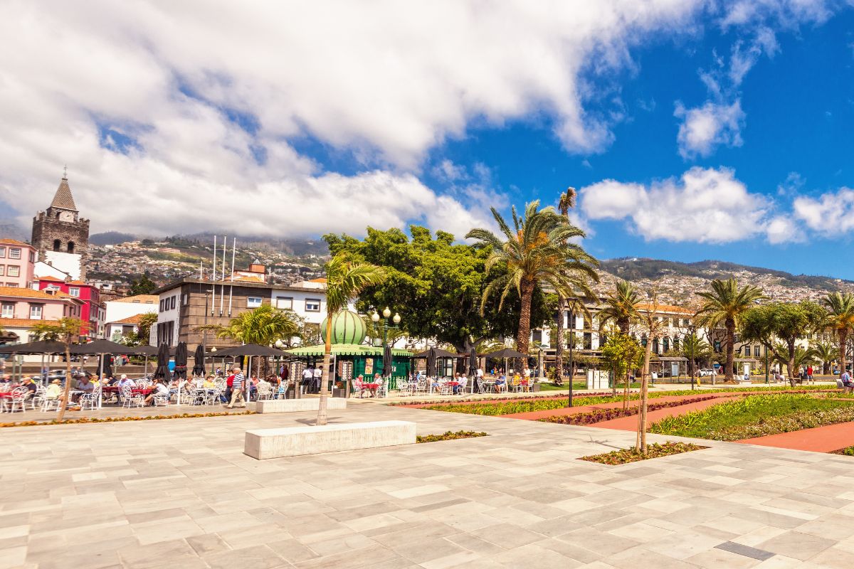 Movimento turístico no Promenade do Lido, Funchal